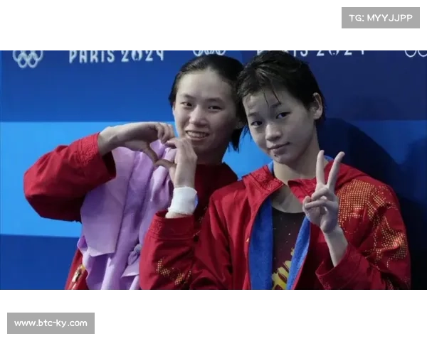 女双10米台赛前热身，全红婵与陈芋汐轻松交谈